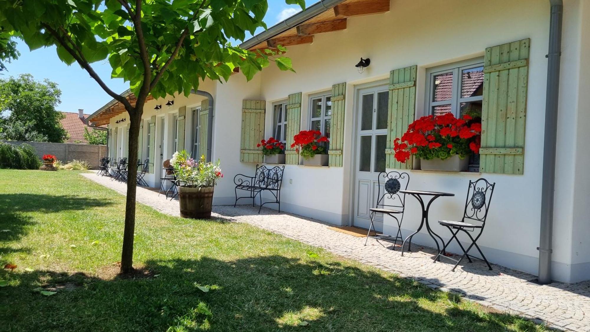 La Bobul Apartments Drnholec Exterior foto